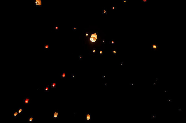 美丽的阿维拉市上空飞舞的天灯