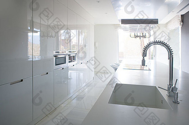 现代白色厨房的角度来看集成板凳上水槽春天水龙头