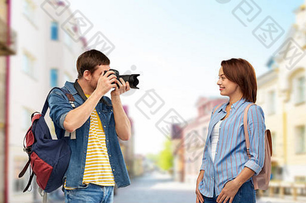 一对带着背包和相机的快乐游客