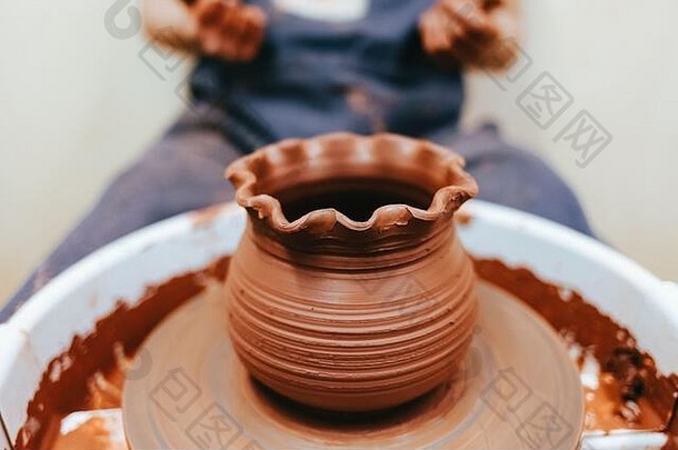 女人波特成型粘土菜陶器轮