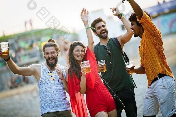 一群快乐的年轻朋友正在享受户外音乐节