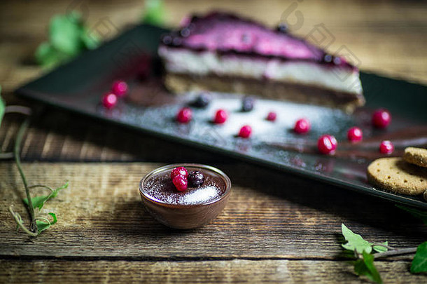 芝士蛋糕配新鲜浆果和巧克力甜点-健康有机夏季甜点派芝士蛋糕。