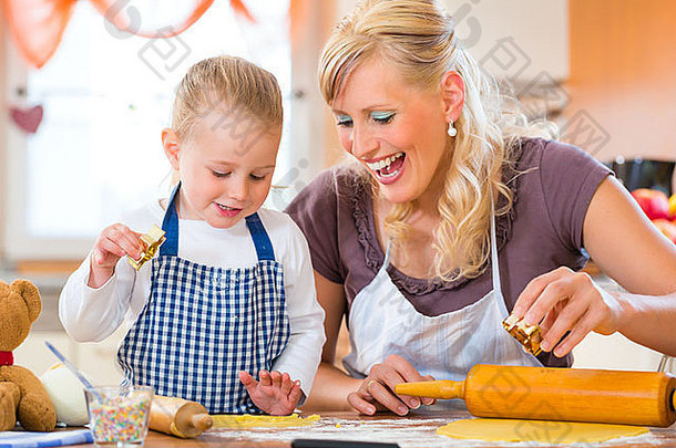 家庭烘焙-母亲和女儿在家一起烘焙饼干