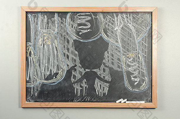 画在肮脏的学校黑板上的商人和灯泡的<strong>剪影</strong>