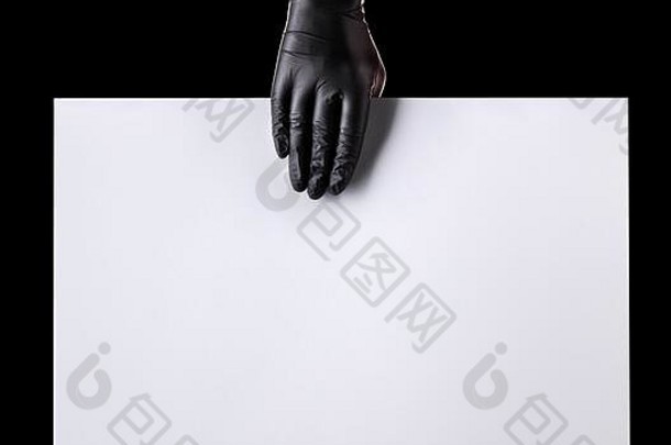 戴上黑色手套，将空白纸板与黑色隔离