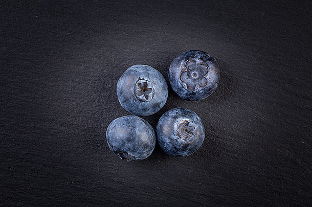 石板背景上的一组新鲜juisy蓝莓