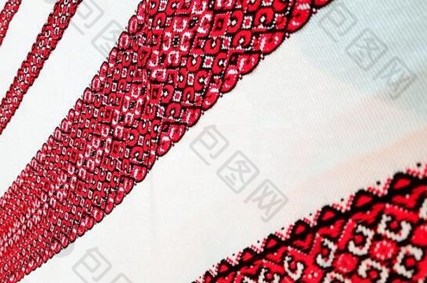乌克兰民间手工刺绣。在白色织物上绣有红黑线的装饰品。用黑色和红色线绣成的装饰品。民族的