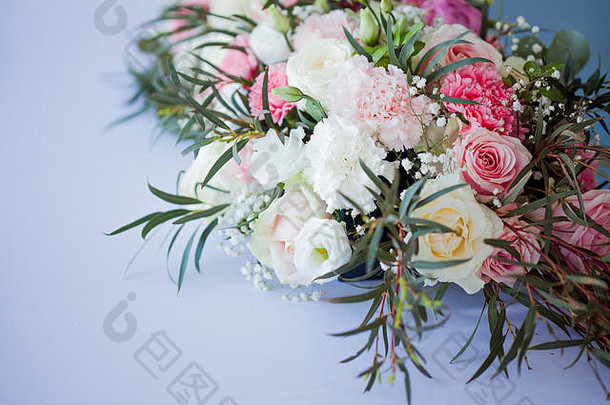 桌子上的插花。鲜花和白色桌布，婚礼，玫瑰，牡丹
