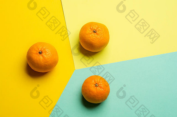 由橘子制成的创意图案，在明亮的背景上为文本留出空间。平铺最小概念。