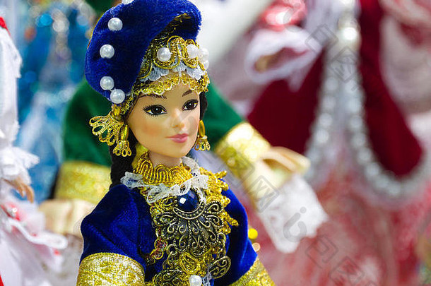 在莫斯科（俄罗斯）的跳蚤市场上，穿着传统俄罗斯民族服装的手工娃娃。