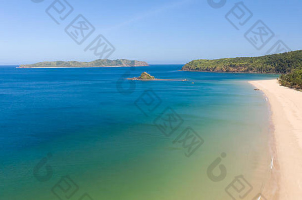 宽白沙滩纳克潘海滩。菲律宾群岛巴拉望岛El Nido。热带海滩和岛屿的海景。暑期和旅游度假概念