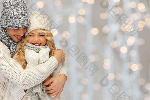 穿着冬衣的幸福家庭情侣拥抱
