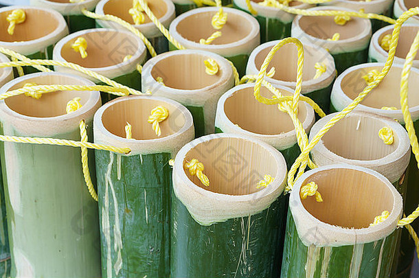 绿色竹子管喝绳子