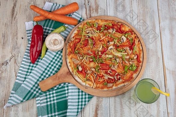 传统意大利食物：素食披萨配番茄、奶酪、甜椒、洋葱和蘑菇。