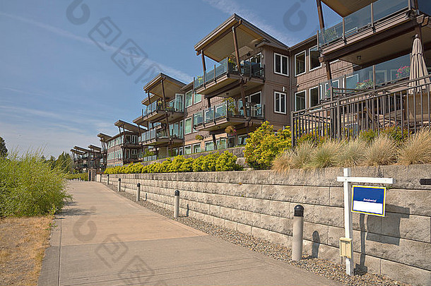 华盛顿州温哥华的一排海滨住宅共管公寓。