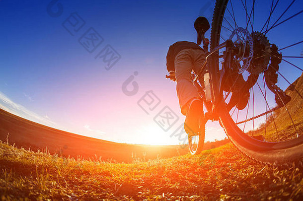 一个骑山地自行车的人的特写镜头。下乡旅游