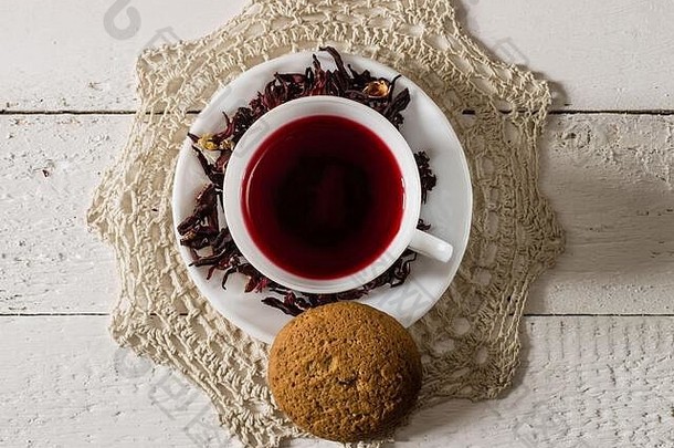 杯karkadeh红色的茶干花饼干木表格