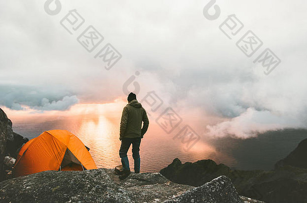 带帐篷旅行在山顶露营户外探险生活方式徒步旅行活跃的极限暑假日落和云层景观