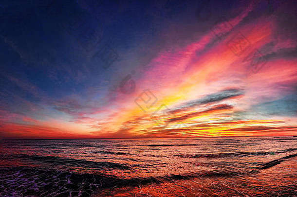 太棒了金小时日落海滩美妙的柔和的彩色的天空