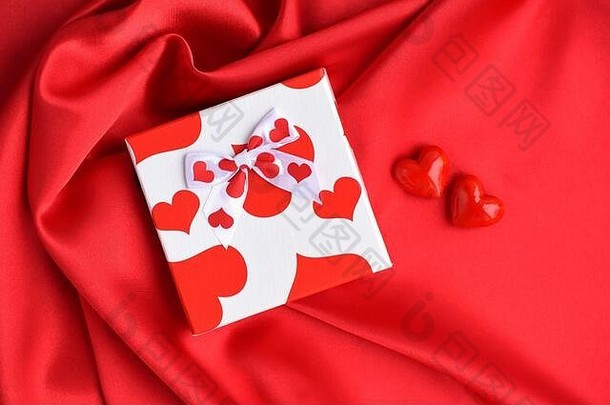 情人节一天背景心礼物盒子红色的缎织物背景