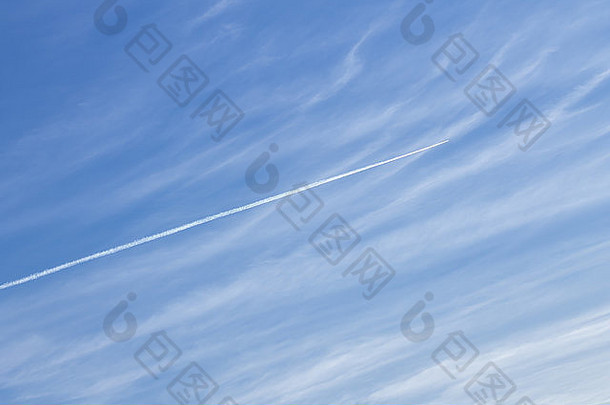 蓝色的多云的天空白色路径飞机