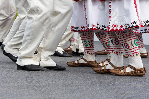 2018年，在日本福冈文卡塔举行的保加利亚艺术节上，穿着传统服装和鞋子的保加利亚舞者在跳舞