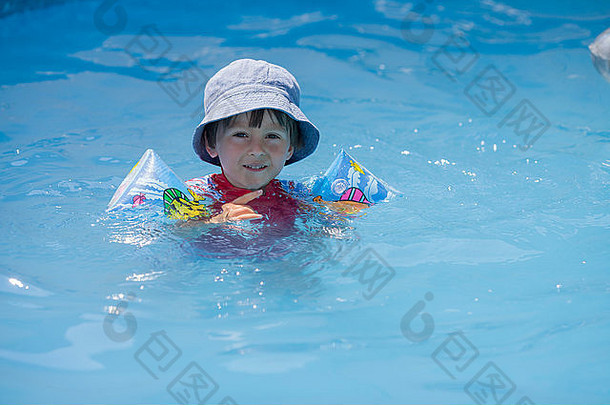 可爱的小男孩，在大游泳池游泳，夏天