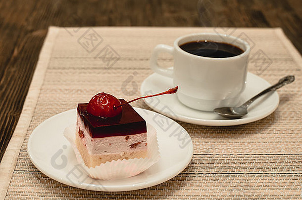 一杯樱桃黑咖啡蛋糕