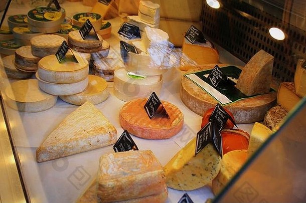 在市场上的一个参展商里面放着法国奶酪。