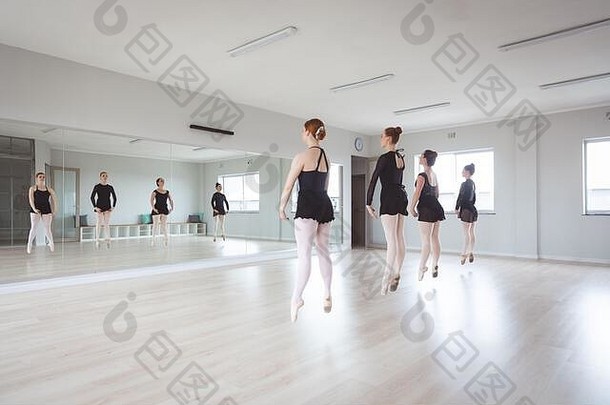 高加索人女芭蕾舞舞者黑色的西装练习类