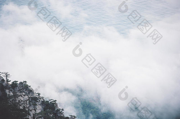 云多雾的山悬崖海景观简约风格旅行宁静风景优美的空中视图喜怒无常的天气