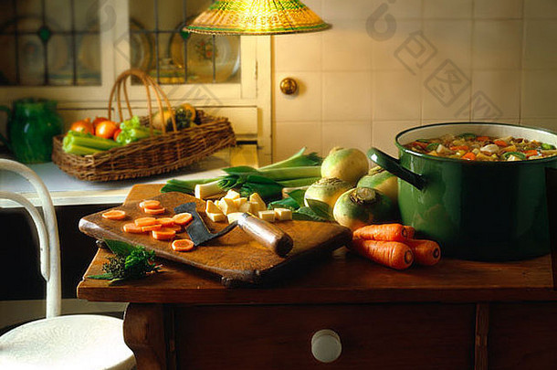 准备蔬菜的传统厨房