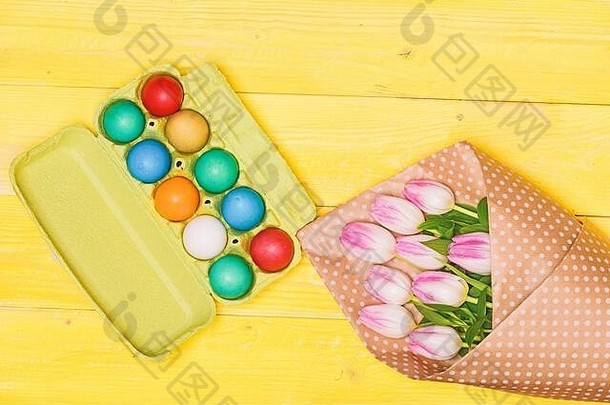 郁金香花束。健康快乐的假期。春假。节日庆祝，准备。复活节快乐。蛋盘里的彩蛋。找蛋。你想要哪一个。