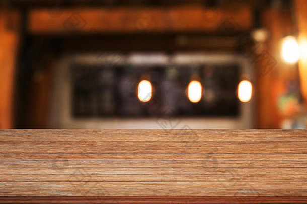 木质桌面顶部，咖啡馆模糊抽象背景