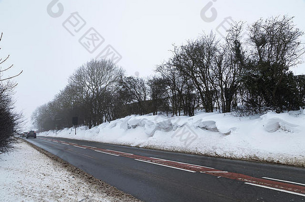 英国莱斯特郡的<strong>一张图</strong>片显示，在<strong>一</strong>个薄雾刺骨的寒冷日子里，大量的积雪