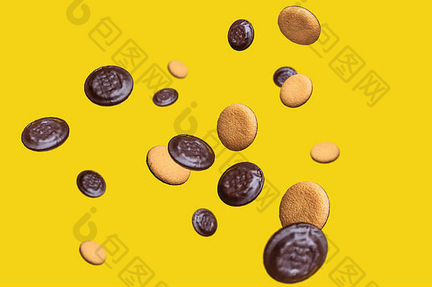 飞行食物概念集团甜蜜的巧克力消化饼干空气黄色的背景