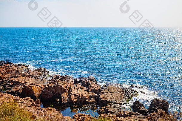 黑色的海海岸热夏天一天岩石海岸明亮的蓝色的海水大石头