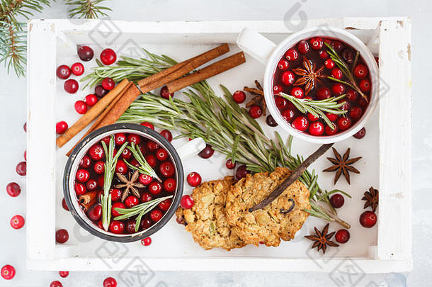 圣诞装饰：在木箱中放入冬季热葡萄<strong>酒</strong>和蔓越莓及香料。混凝土背景，俯视图。