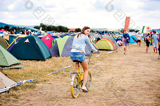 十几岁的女孩骑黄色的自行车夏天<strong>音乐</strong>节日