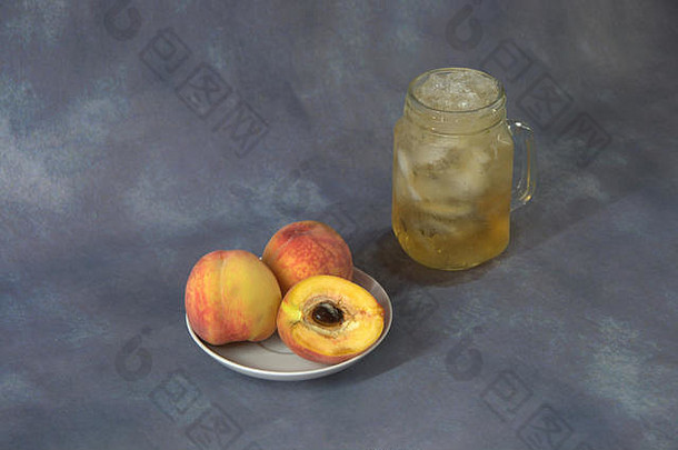 成熟的多汁的桃子陶瓷板杯子桃子汁冰灰色的摘要背景