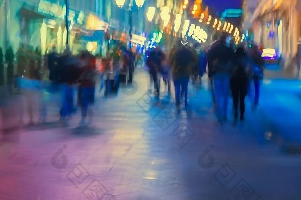 模糊的现代城市，散焦的城市波基城市灯光，行走的人的轮廓，灯笼，商店橱窗。抽象彩色背景