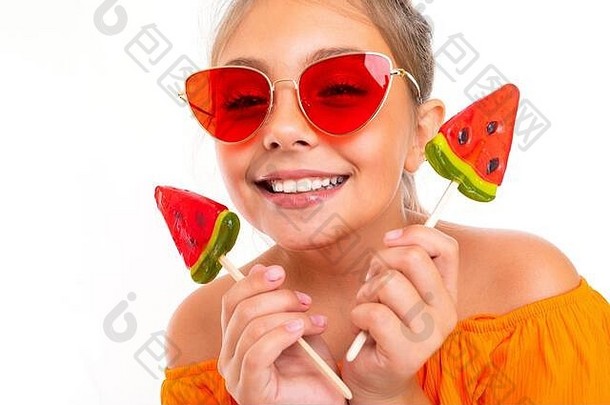 度假时，一个迷人的少女带着西瓜形状的丘巴丘，在一个与世隔绝的白色背景下享受夏天