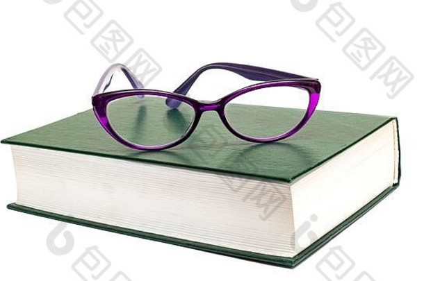 一本书上的眼镜被隔离在白色背景上
