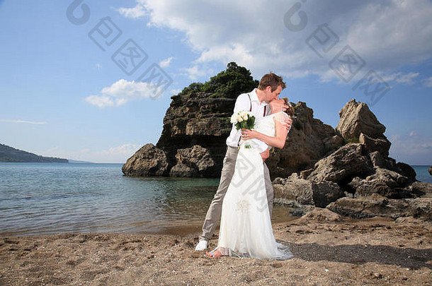 海滩上新娘和新郎的肖像