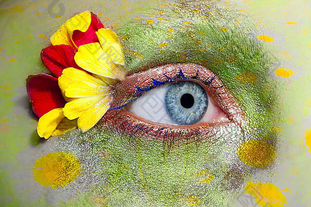 蓝色的女人眼睛化妆春天花比喻色彩斑斓的幻想草地