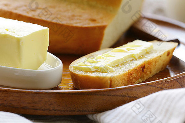 黄油、白<strong>面包和牛奶</strong>放在木盘上