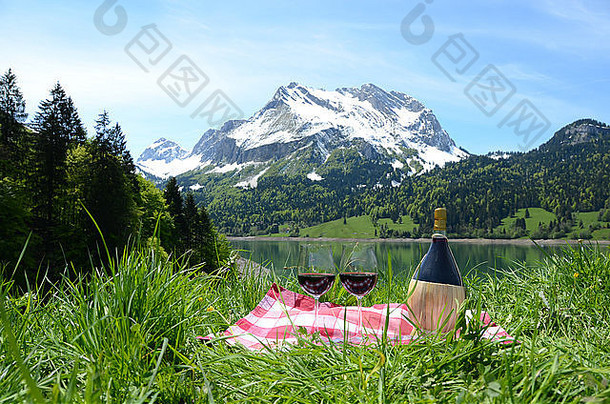 高山草甸野餐时的葡萄酒和蔬菜。瑞士
