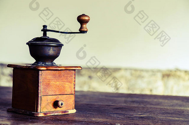 旧木桌上的复古手工咖啡研磨机