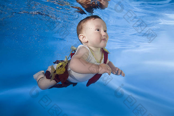 男孩游泳水西装