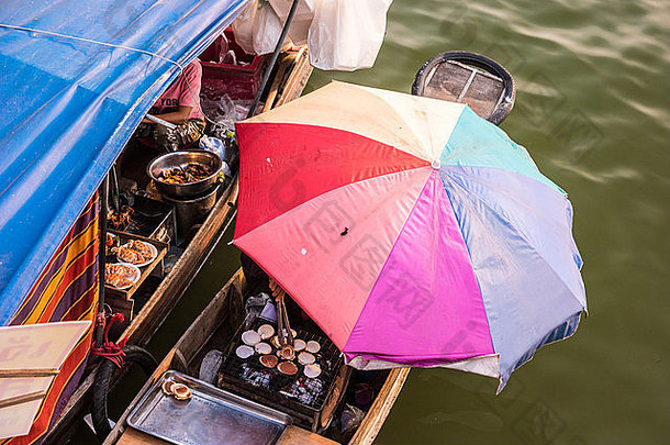 商人的船在泰国的一个浮动市场。